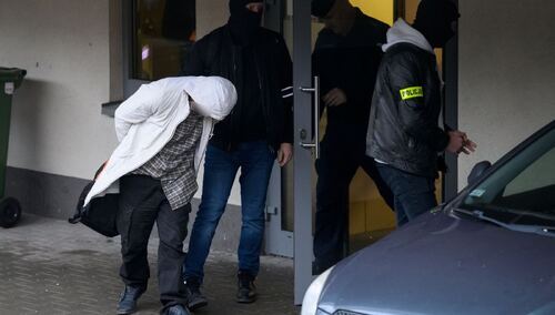 42-latek Serhii T. podejrzany o zabójstwo swojej żony i dwóch córek w Puszczykowie opuszcza siedzibę Prokuratory Okręgowej w Poznaniu