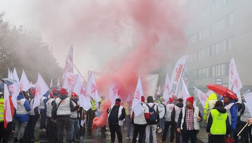 Manifestacja Solidarności przed siedzibą spółki Enea w Poznaniu