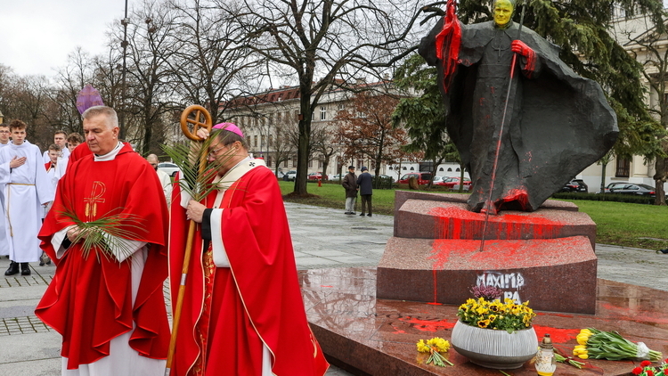 abp Grzegorz Ryś przy zdewastowanym pomniku Jana Pawła II przed łódzką katedrą