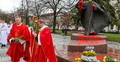 abp Grzegorz Ryś przy zdewastowanym pomniku Jana Pawła II przed łódzką katedrą