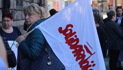 Kobieta z flagą Solidarności - zdjęcie poglądowe