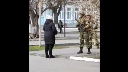 Dramatyczne nagranie z południa Ukrainy. „Odważna kobieta otwarcie pyta rosyjskiego żołnierza…” [WIDEO]