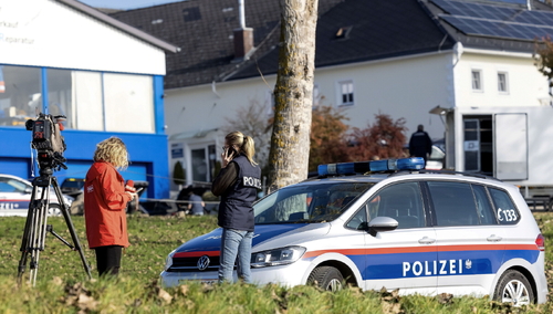 Austriacka policja w czasie czynności służbowych