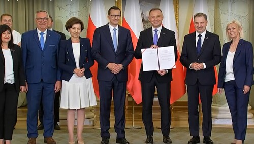 Uroczystość podpisania ustawy o emeryturach pomostowych