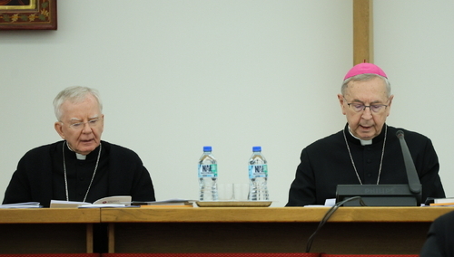 Od lewej: abp Marek Jędraszewski (zastępca przewodniczącego KEP), abp Stanisław Gądecki (przewodniczący KEP)