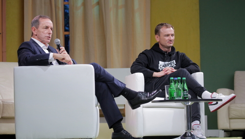 Marszałek Senatu RP prof. Tomasz Grodzki (L) i poseł Sławomir Nitras (P) podczas panelu „Od medycyny do polityki” w ramach Campusu Polska Przyszłości.
