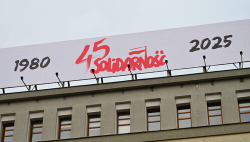 Baner 45-lecia Solidarności na budynku KK NSZZ "S" w Gdańsku
