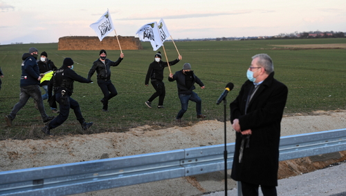 "Policja powstrzymała przed naruszeniem strefy ochronnej". Awantura na wizycie premiera