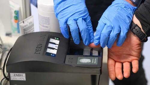 Eisenhüttenstadt: Imigrantka, która przybyła do Niemiec przez Polskę, podczas pobierania odcisków palców