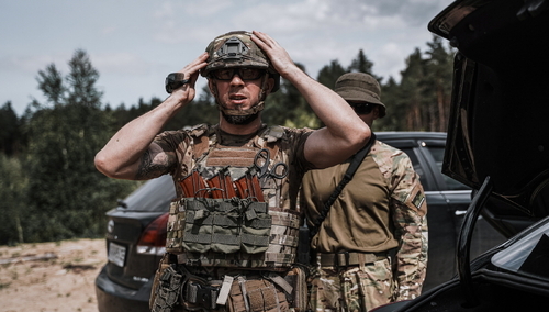 Ukraiński żołnierz przed wyjazdem na poligon