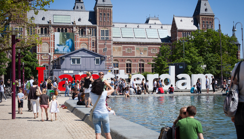 „Zdjęcia obciętych głów w skrzynkach pocztowych, nocne telefony z pogróżkami”. Radni Amsterdamu czują się zastraszani