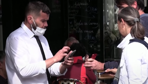 Francuzi protestując przeciwko nowym obostrzeniom, zgodnie z którymi, aby wejść do restauracji należy mieć certyfikat świadczący o szczepieniu albo ujemny wynik testu.