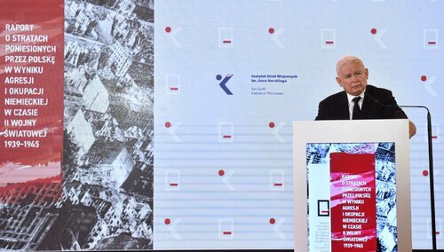 Jarosław Kaczyński podczas prezentacji raportu o stratach poniesionych przez Polskę w wyniku agresji i okupacji niemieckiej w czasie II wojny światowej