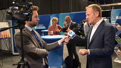 [video] "To jest tak upiorna myśl...". Wpadka Tuska! Nagrano zakulisową rozmowę przed wejściem na antenę