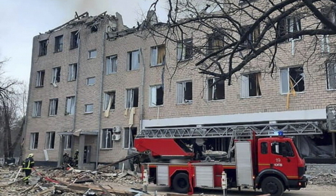 Zniszczone budynki na Ukrainie po atakach Rosjan