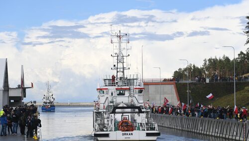Jednostka straży granicznej Kaper 2 (w tle) i Orkan SAR-u (od frontu) wpływające kanałem żeglugowym przez Mierzeję Wiślaną