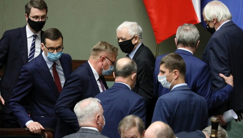 PiS wygrało w Sejmie jednym głosem. Dwie posłanki opozycji wystosowały oświadczenia