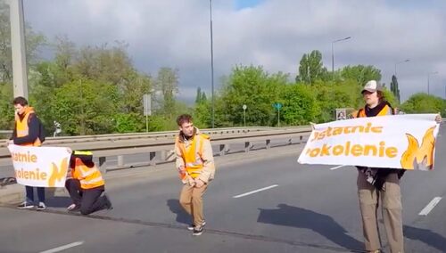 Ekoaktywiści z Ostatniego Pokolenia na jednym z mostów w Warszawie
