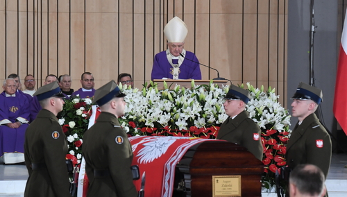 Metropolita warszawski kard. Kazimierz Nycz podczas mszy świętej w ramach uroczystości złożenia szczątków prezydentów RP na uchodźstwie w Świątyni Opatrzności Bożej w Warszawie
