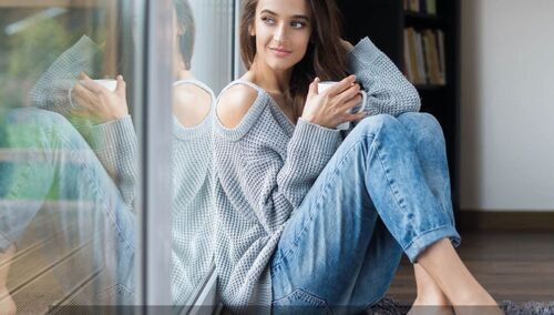 Kobieta przy oknie tarasowym