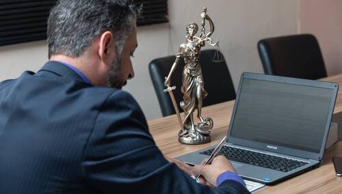 Prokuratura zarzuca mężczyźnie publiczne nawoływanie w internecie do przemocy i nienawiści