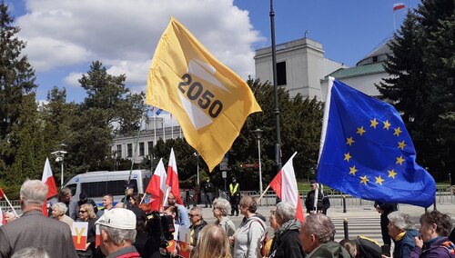Flaga Polski 2050 przed Sejmem, zdjęcie poglądowe