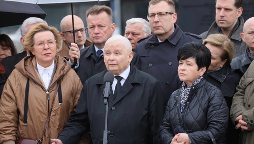 Prezes PiS Jarosław Kaczyński pod pomnikiem ofiar katastrofy smoleńskiej