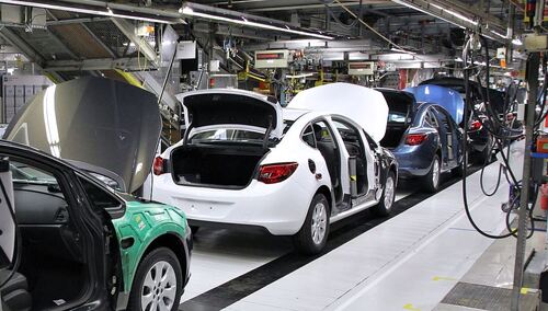 Fot. ilustracyjna, linia produkcyjna fabryki samochodów