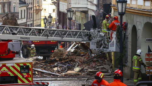 Akcja poszukiwawczo-ratownicza w miejscu zawalonej kamienicy przy ulicy Głębokiej w centrum Cieszyna