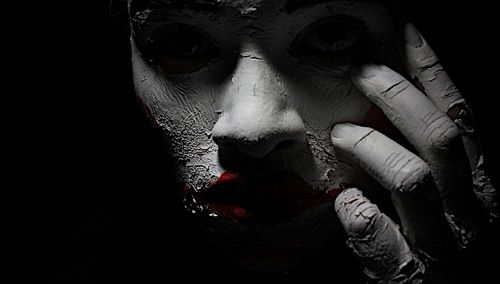 Człowiek w makijażu. Zdjęcie poglądowe