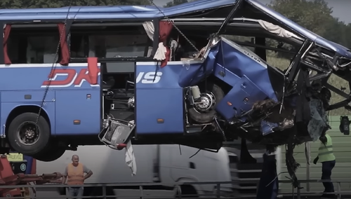 Kolejna ofiara tragicznego wypadku polskiego autokaru. Zmarł ciężko ranny ksiądz