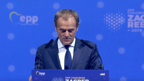Tusk wraca do pracy po odpoczynku. Na wiecu „ma nawiązać do wyroku TSUE”