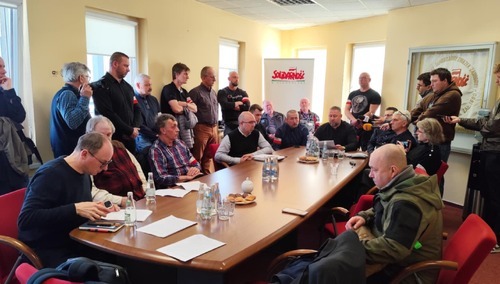 Konferencja prasowa przedstawicieli związków zawodowych w Porcie Lotniczym Poznań-Ławica