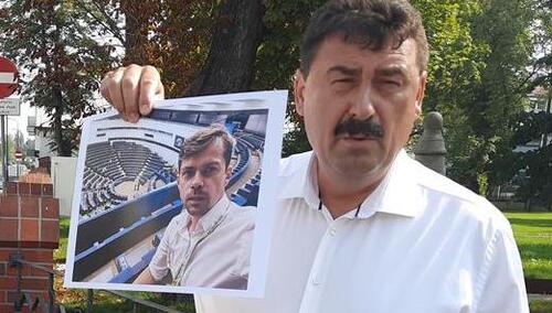 Ryszard Bartosik z podobizną Michała Kołodziejczaka - w Koninie. Kampania parlamentarna 2023r