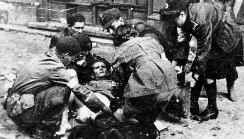 Powstanie Warszawskie, udzielanie pomocy rannemu