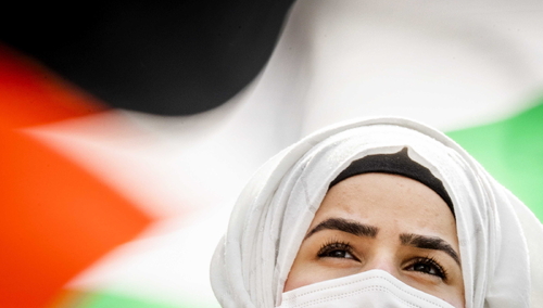 Holandia. Demonstranci zdarli flagę z masztu przed ambasadą Izraela w Hadze. Byli blisko wdarcia się na teren