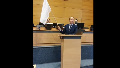 Biała flaga na sesji Sejmiku Małopolskiego. Czy poseł PO zniszczył flagę Polski?