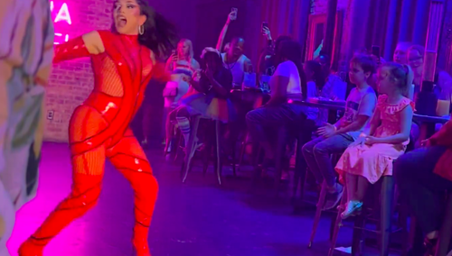 [WIDEO] Pokaz drag queens dla dzieci. Awantura przed wejściem