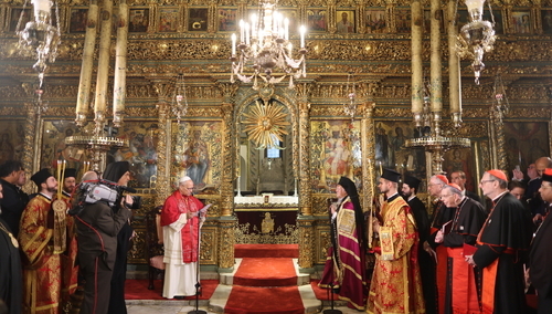 Leon XIV i Bartłomiej I w czasie doksologii w katedrze św. Jerzego w Stambule 