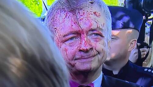 "Andriejew to postać obmierzła, ale...". Fala komentarzy po oblaniu ambasadora czerwoną farbą