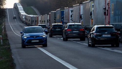 Kolejka tirów do przejścia granicznego z Ukrainą w Dorohusku