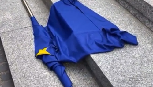 flaga UE na schodach Pomnika Powstania Warszawskiego