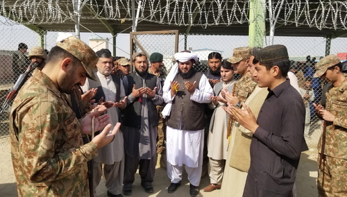 Na przejściach granicznych między Afganistanem a Pakistanem władze wprowadzają podział ze względu na płeć.