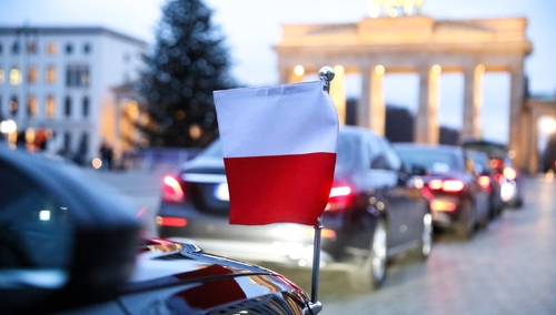 Limuzyna wioząca Prezydenta Andrzeja Dudę na tle Bramy Brandenburskiej