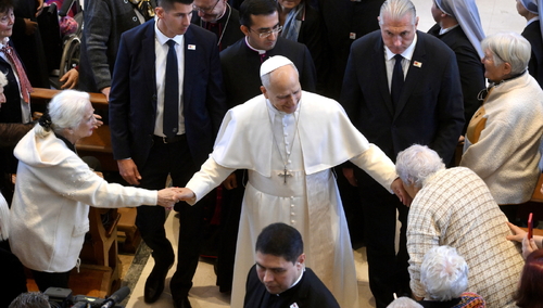 Leon XIV w kaplicy domu Małych Sióstr Ubogich