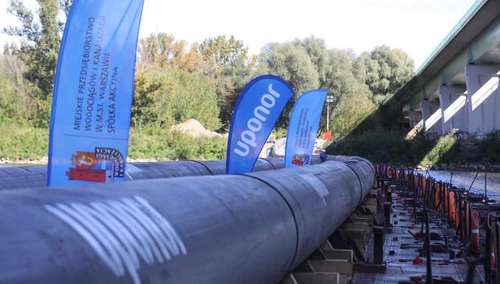 [Video] W stolicy nawet awaria jest powodem do dumy. Promocyjne flagi MPWiK przy awaryjnym rurociągu