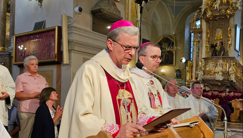 Od lewej: bp Tadeusz Bronakowski, bp Damian Bryl