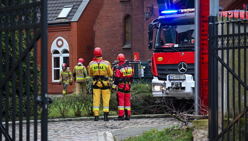 Szczecin, 26 grudnia 2023. Na wieży kościoła pw. Świętej Trójcy wiatr zerwał poszycie dachu