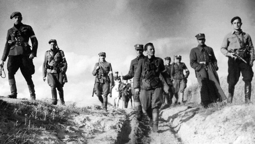 V Wileńska Brygada AK. Major Zygmunt Szendzielarz "Łupaszka" po lewj