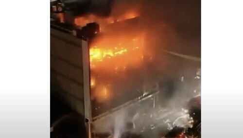 Płonące centrum handlowe w Kut, w Iraku